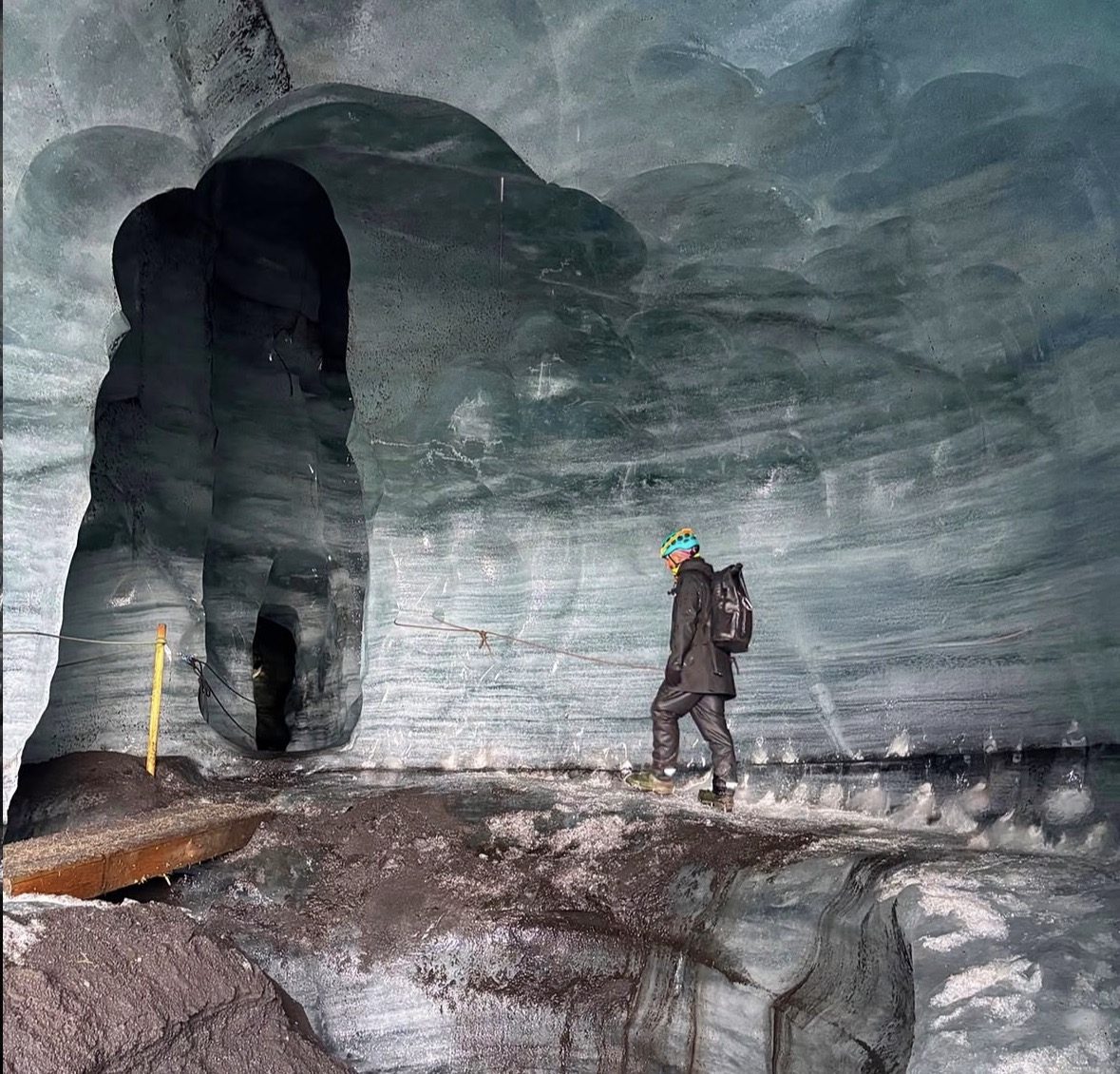 Glacier Mýrdalsjökull sous le Soleil de Minuit en été, avec des visiteurs arrivant pour une excursion à la grotte de glace de Katla en Islande
