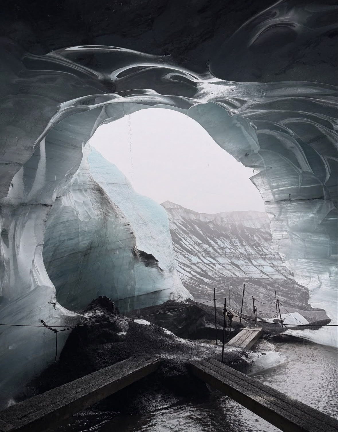 Touristes équipés de crampons et de casques se préparant à entrer dans la grotte de glace du Katla lors d'une visite guidée sur le glacier Mýrdalsjökull