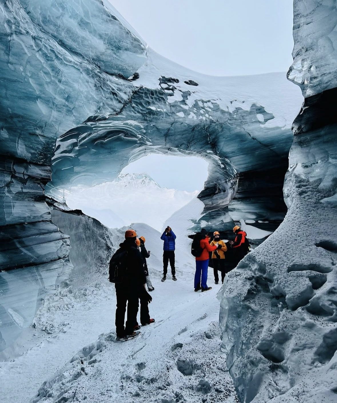 Équipement de sécurité comprenant crampons et casques disposés pour les visiteurs avant une visite guidée de la grotte de glace du Katla sur le glacier Mýrdalsjökull